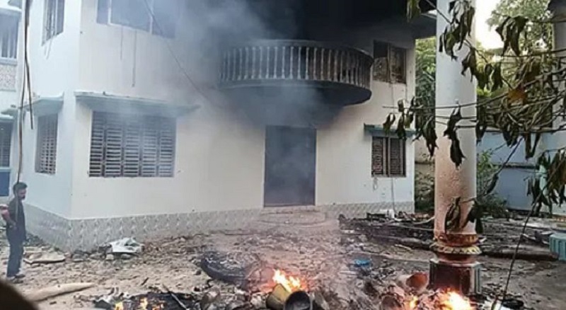 রাজবাড়ীর গোয়ালন্দে ‘নুরাল পাগলা’কে কেন্দ্র করে সংঘর্ষ, কবর থেকে মরদেহ তুলে পুড়িয়ে দিল জনতা